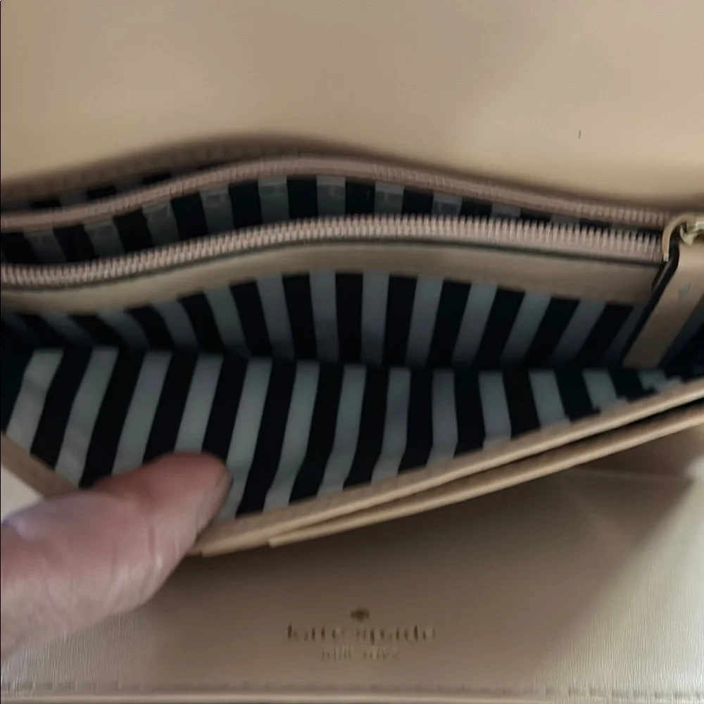 NWOT Kate Spade Stacy Southport Avenue buttermilk black leather wallet
